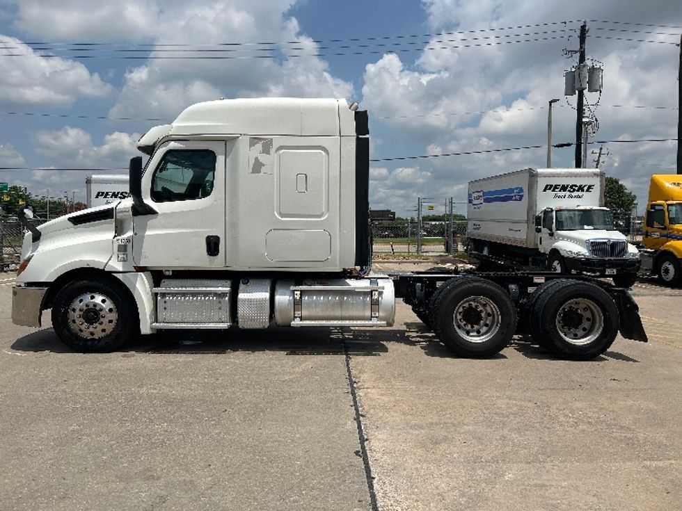 Sleeper Tractor-Heavy Duty Tractors-Freightliner-2019-T12664ST-Houston-TX-357,510\n\t\tmiles-$ 71,500 - Image 4