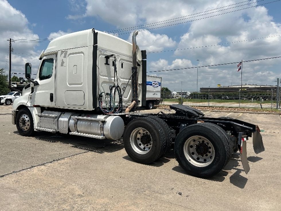 Sleeper Tractor-Heavy Duty Tractors-Freightliner-2019-T12664ST-Houston-TX-357,510\n\t\tmiles-$ 71,500 - Image 5