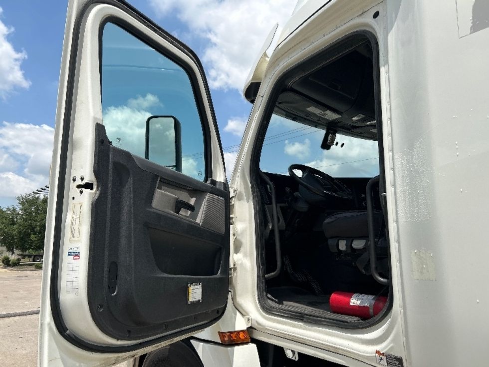 Sleeper Tractor-Heavy Duty Tractors-Freightliner-2019-T12664ST-Houston-TX-357,510\n\t\tmiles-$ 71,500 - Image 9