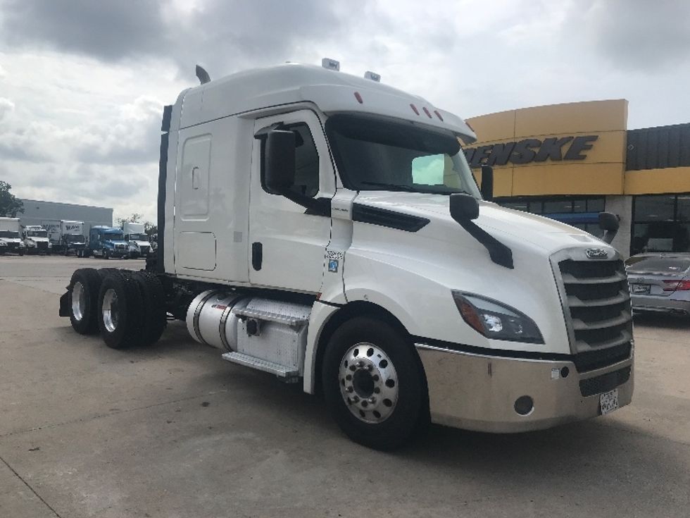 Sleeper Tractor-Heavy Duty Tractors-Freightliner-2019-T12664ST-Houston-TX-376,755\n\t\tmiles-$ 70,500 - Image 1