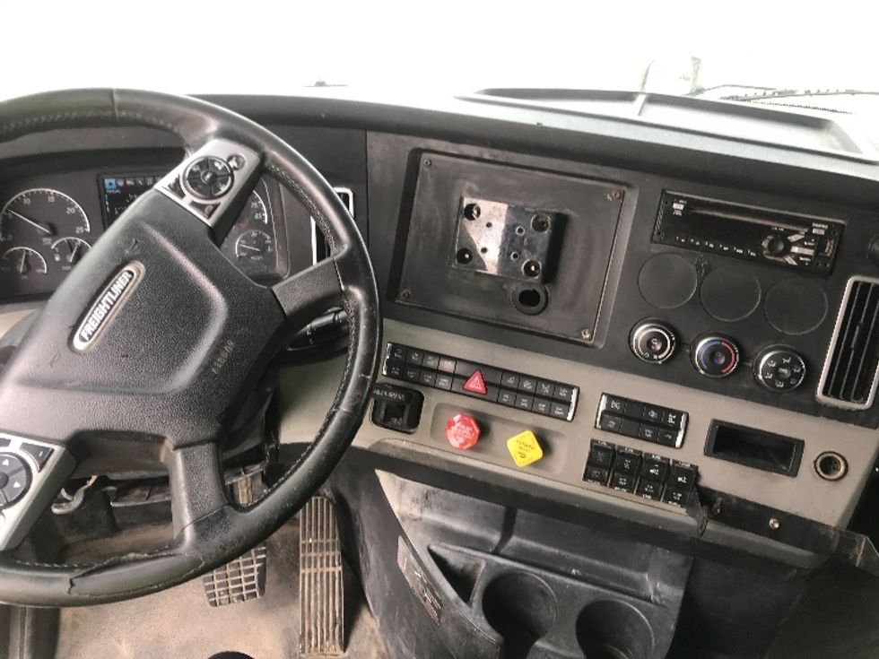 Sleeper Tractor-Heavy Duty Tractors-Freightliner-2019-T12664ST-Houston-TX-376,755\n\t\tmiles-$ 70,500 - Image 11