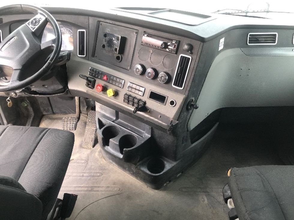 Sleeper Tractor-Heavy Duty Tractors-Freightliner-2019-T12664ST-Houston-TX-376,755\n\t\tmiles-$ 70,500 - Image 12