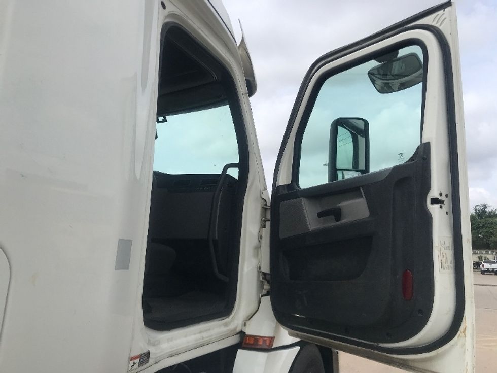 Sleeper Tractor-Heavy Duty Tractors-Freightliner-2019-T12664ST-Houston-TX-376,755\n\t\tmiles-$ 70,500 - Image 13