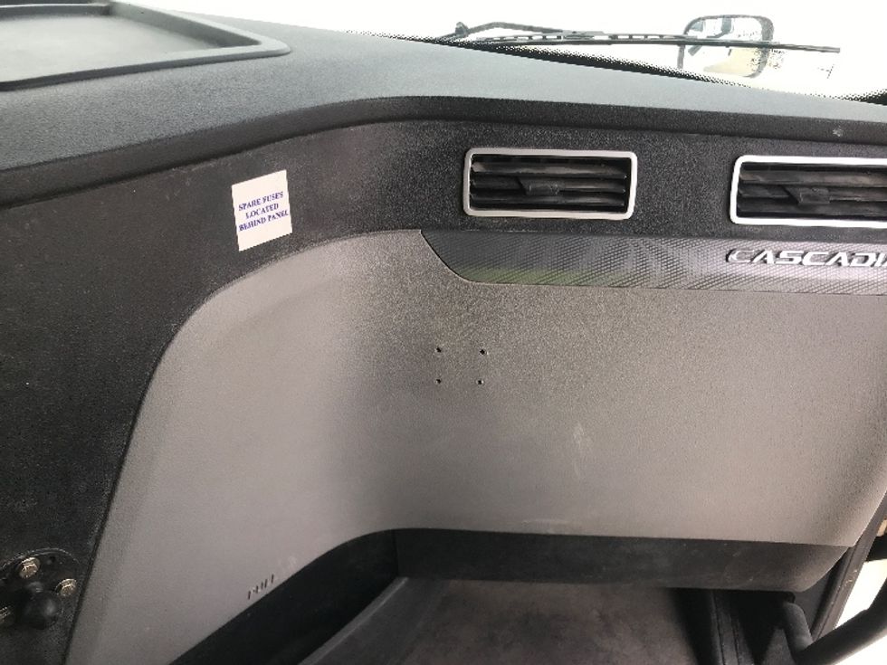 Sleeper Tractor-Heavy Duty Tractors-Freightliner-2019-T12664ST-Houston-TX-376,755\n\t\tmiles-$ 70,500 - Image 14