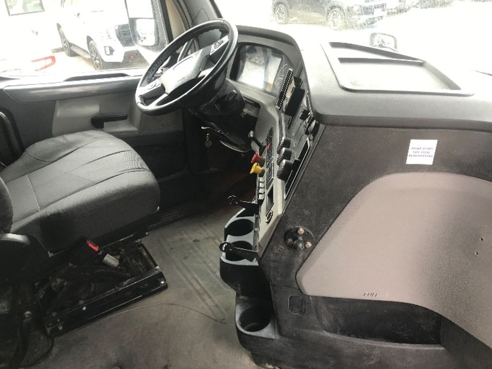 Sleeper Tractor-Heavy Duty Tractors-Freightliner-2019-T12664ST-Houston-TX-376,755\n\t\tmiles-$ 70,500 - Image 15