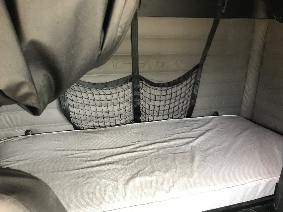 Sleeper Tractor-Heavy Duty Tractors-Freightliner-2019-T12664ST-Houston-TX-376,755\n\t\tmiles-$ 70,500 - Image 16