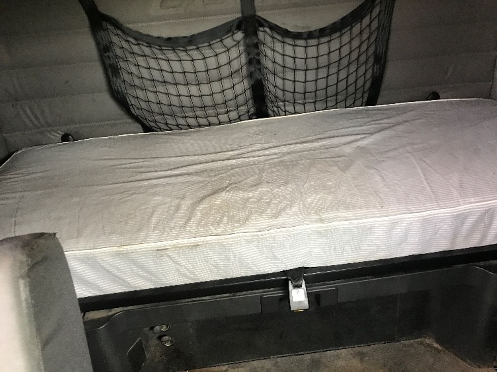 Sleeper Tractor-Heavy Duty Tractors-Freightliner-2019-T12664ST-Houston-TX-376,755\n\t\tmiles-$ 70,500 - Image 17