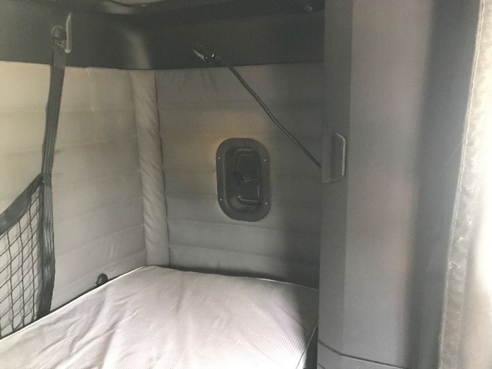 Sleeper Tractor-Heavy Duty Tractors-Freightliner-2019-T12664ST-Houston-TX-376,755\n\t\tmiles-$ 70,500 - Image 18