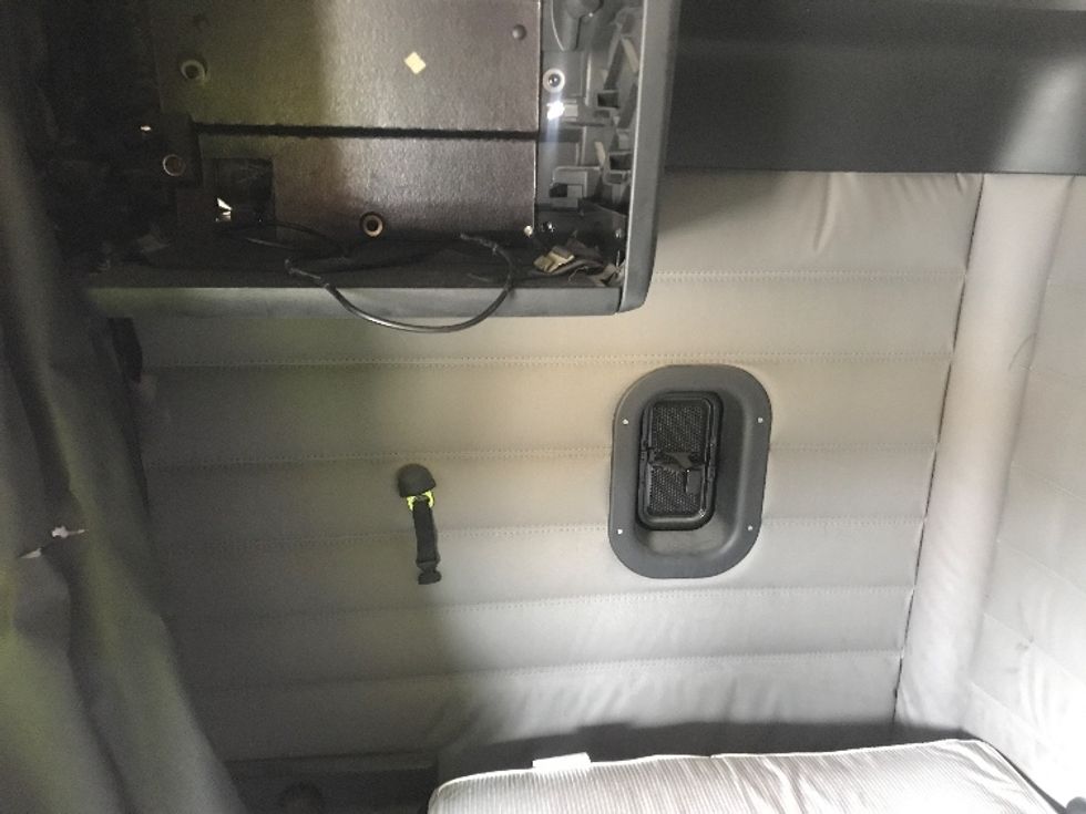 Sleeper Tractor-Heavy Duty Tractors-Freightliner-2019-T12664ST-Houston-TX-376,755\n\t\tmiles-$ 70,500 - Image 19