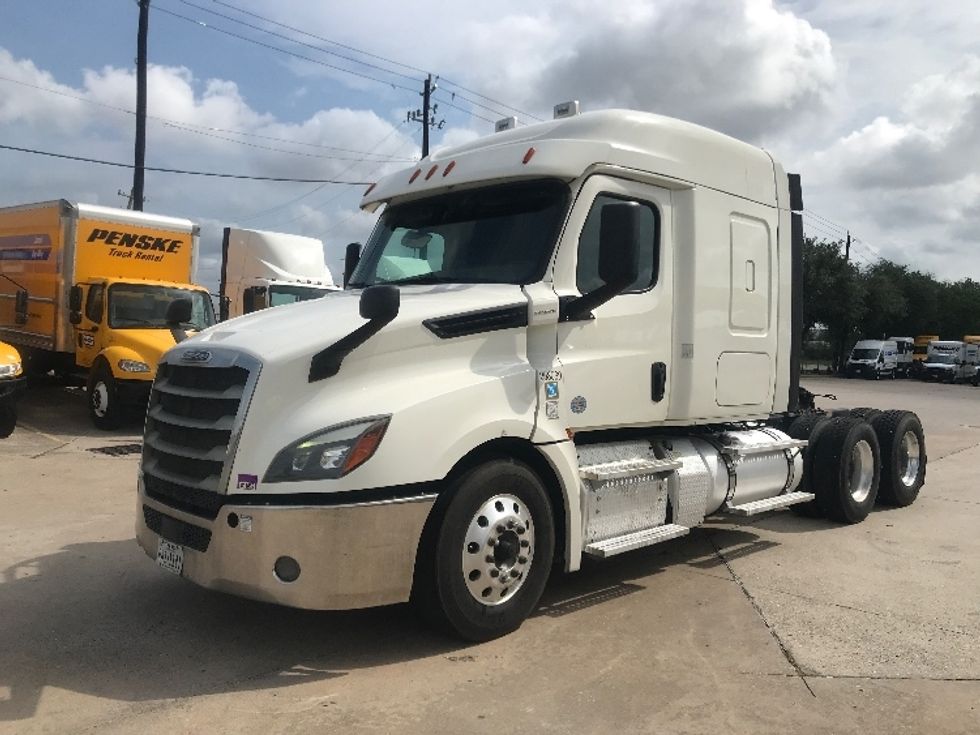 Sleeper Tractor-Heavy Duty Tractors-Freightliner-2019-T12664ST-Houston-TX-376,755\n\t\tmiles-$ 70,500 - Image 3