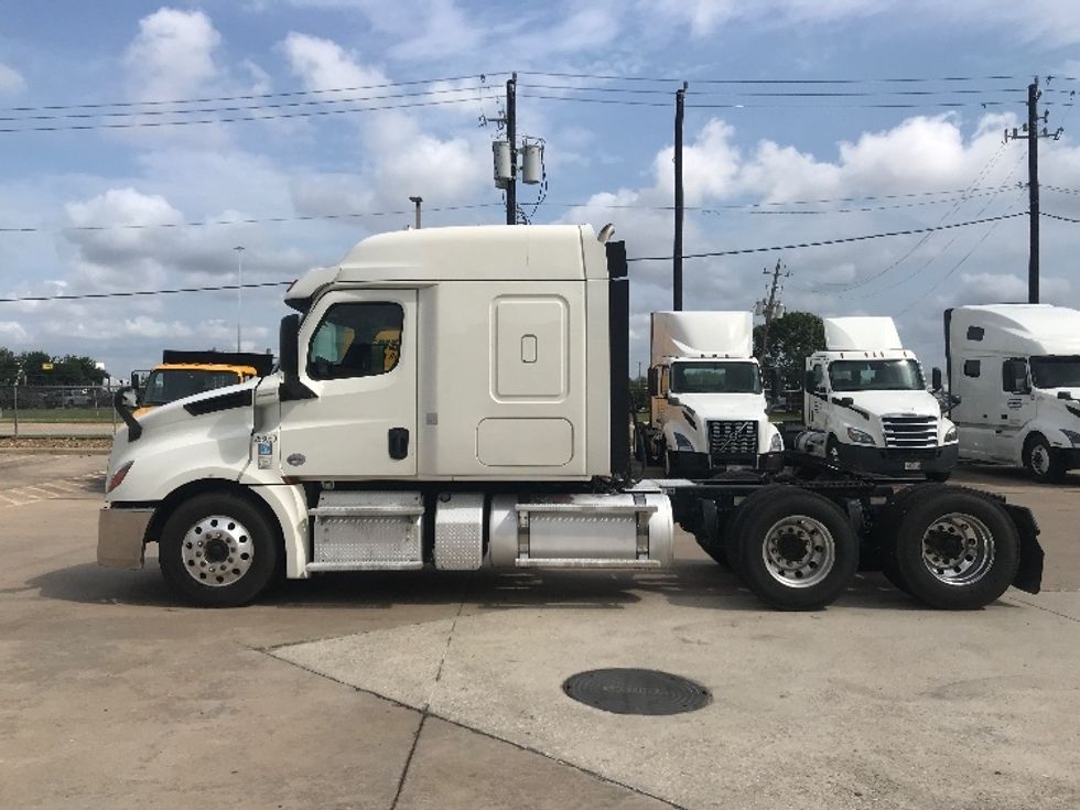Sleeper Tractor-Heavy Duty Tractors-Freightliner-2019-T12664ST-Houston-TX-376,755\n\t\tmiles-$ 70,500 - Image 4