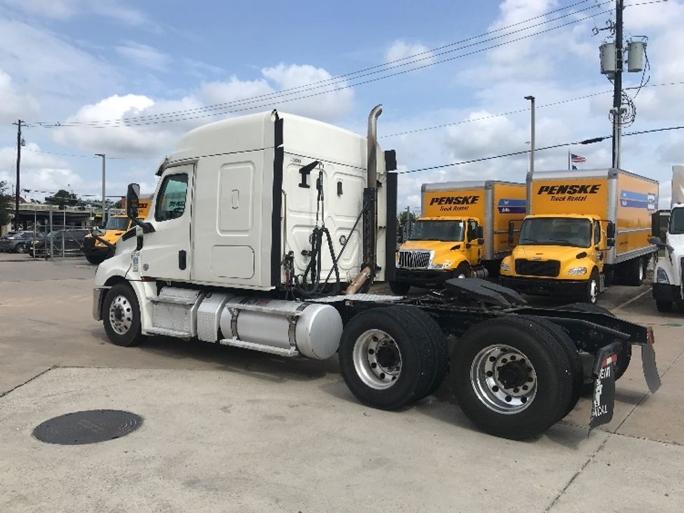 Sleeper Tractor-Heavy Duty Tractors-Freightliner-2019-T12664ST-Houston-TX-376,755\n\t\tmiles-$ 70,500 - Image 5