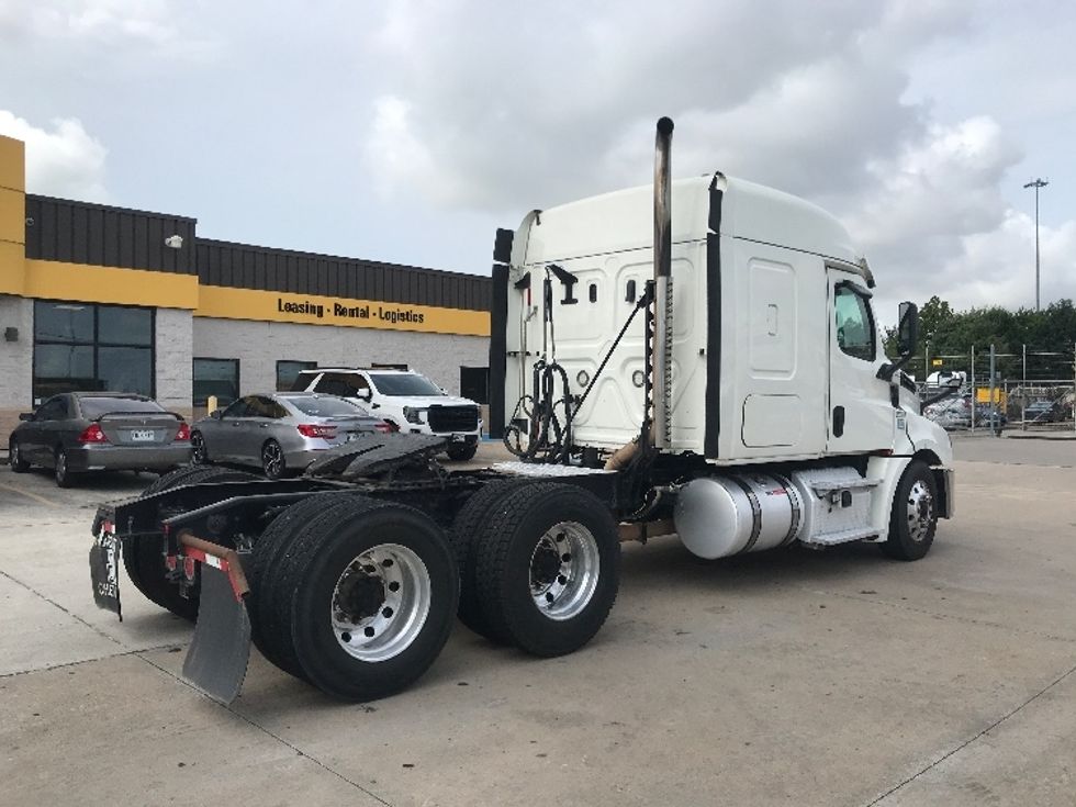 Sleeper Tractor-Heavy Duty Tractors-Freightliner-2019-T12664ST-Houston-TX-376,755\n\t\tmiles-$ 70,500 - Image 7