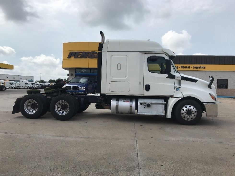 Sleeper Tractor-Heavy Duty Tractors-Freightliner-2019-T12664ST-Houston-TX-376,755\n\t\tmiles-$ 70,500 - Image 8