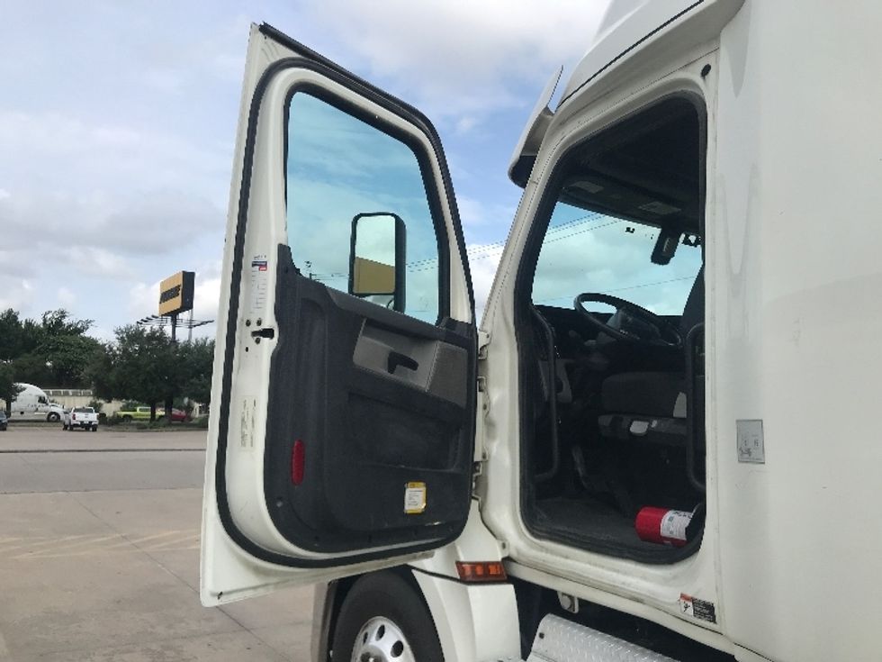 Sleeper Tractor-Heavy Duty Tractors-Freightliner-2019-T12664ST-Houston-TX-376,755\n\t\tmiles-$ 70,500 - Image 9