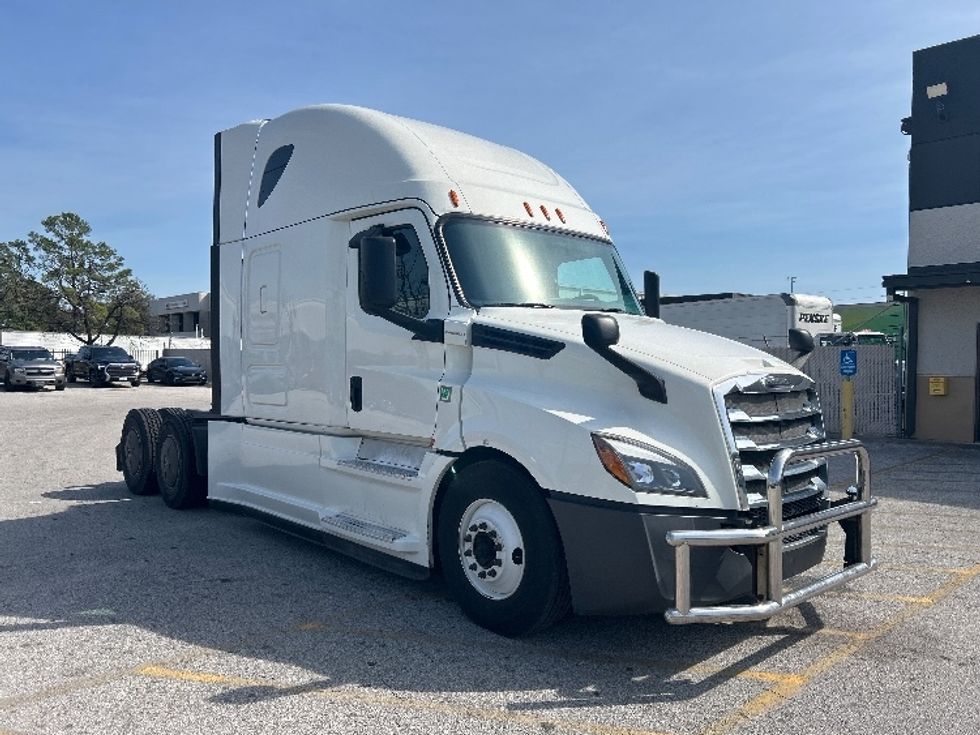 Sleeper Tractor-Heavy Duty Tractors-Freightliner-2019-T12664ST-Houston-TX-611,000\n\t\tmiles-$ 45,250 - Image 1
