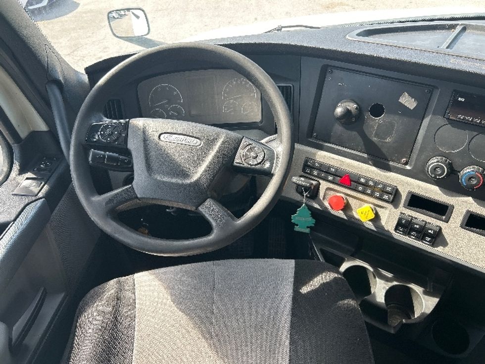 Sleeper Tractor-Heavy Duty Tractors-Freightliner-2019-T12664ST-Houston-TX-611,000\n\t\tmiles-$ 45,250 - Image 11