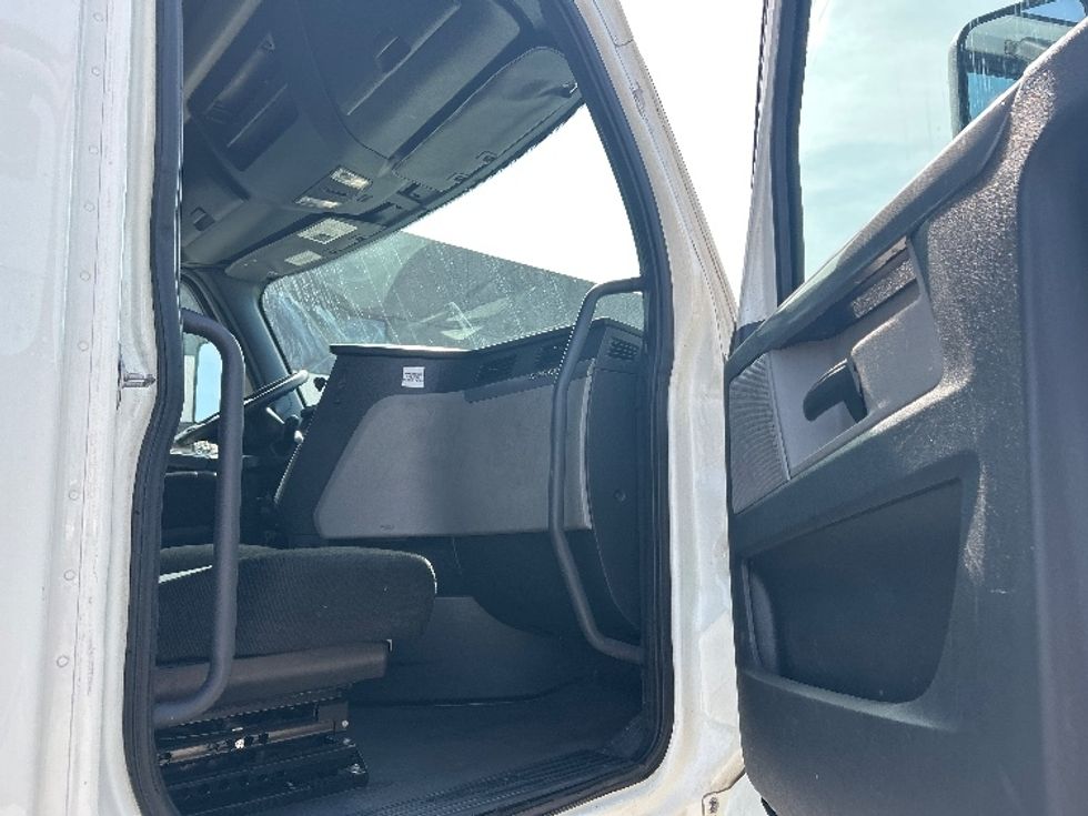 Sleeper Tractor-Heavy Duty Tractors-Freightliner-2019-T12664ST-Houston-TX-611,000\n\t\tmiles-$ 45,250 - Image 13