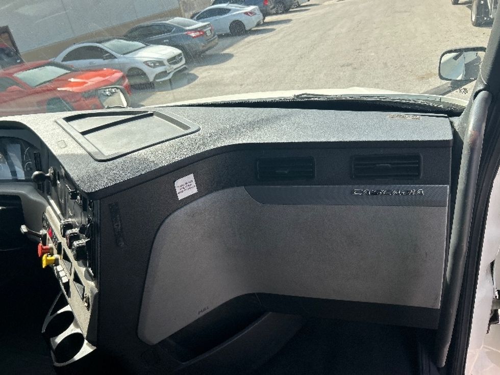 Sleeper Tractor-Heavy Duty Tractors-Freightliner-2019-T12664ST-Houston-TX-611,000\n\t\tmiles-$ 45,250 - Image 14