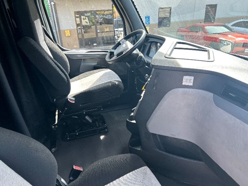 Sleeper Tractor-Heavy Duty Tractors-Freightliner-2019-T12664ST-Houston-TX-611,000\n\t\tmiles-$ 45,250 - Image 15