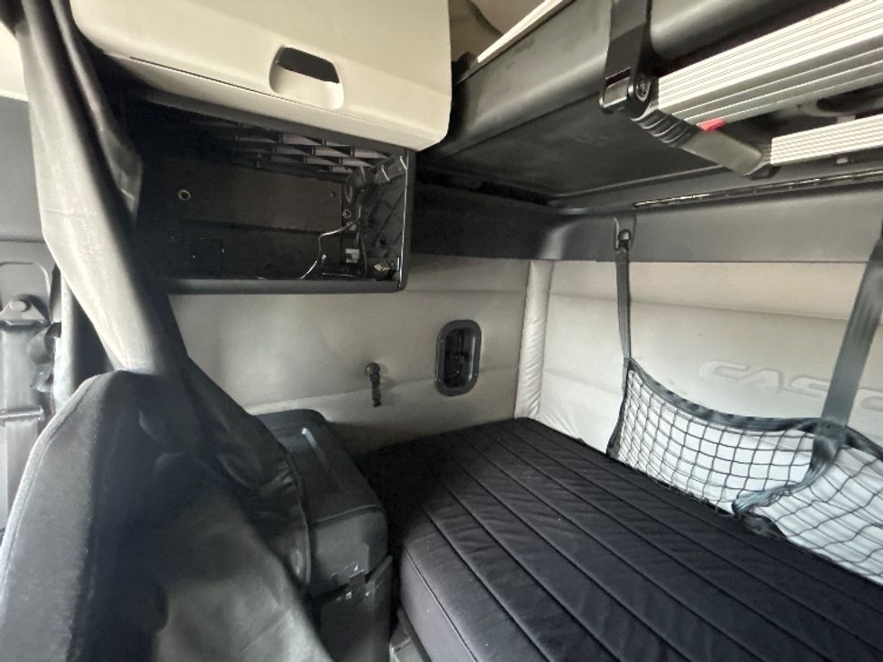 Sleeper Tractor-Heavy Duty Tractors-Freightliner-2019-T12664ST-Houston-TX-611,000\n\t\tmiles-$ 45,250 - Image 19