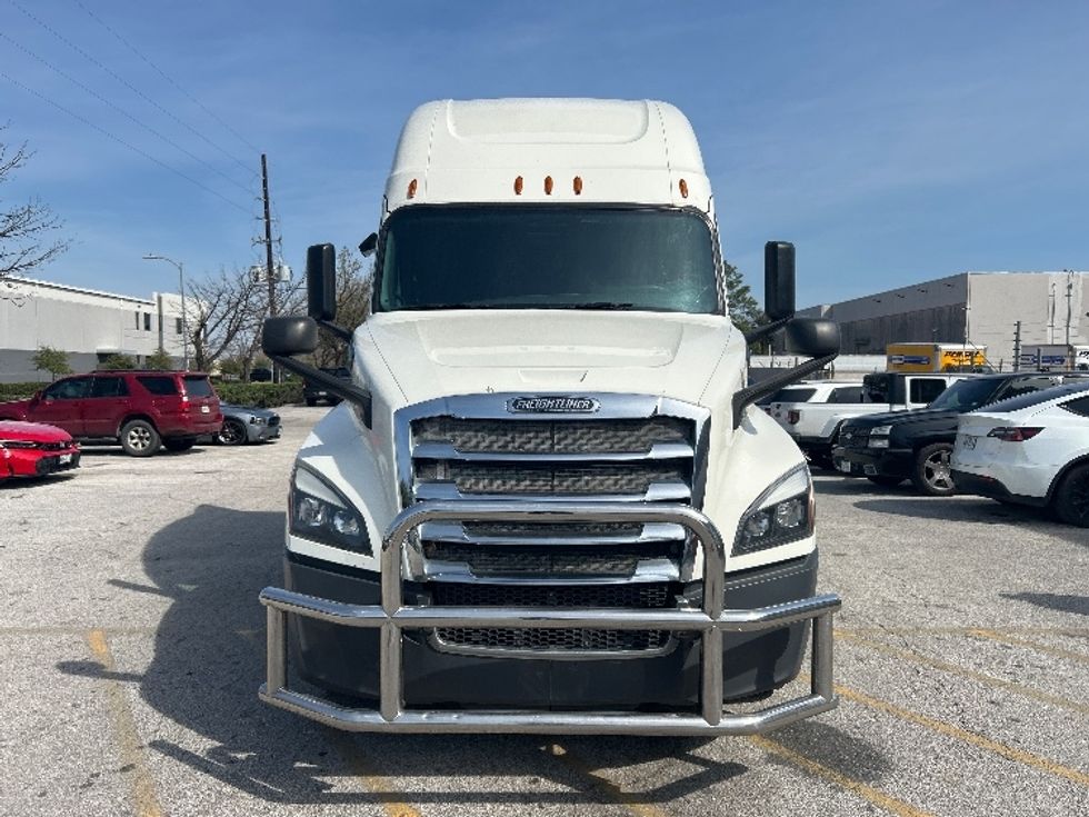 Sleeper Tractor-Heavy Duty Tractors-Freightliner-2019-T12664ST-Houston-TX-611,000\n\t\tmiles-$ 45,250 - Image 2