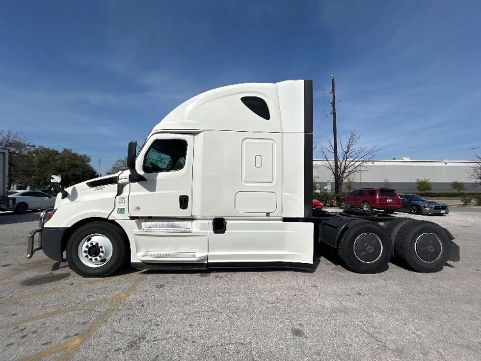 Sleeper Tractor-Heavy Duty Tractors-Freightliner-2019-T12664ST-Houston-TX-611,000\n\t\tmiles-$ 45,250 - Image 4