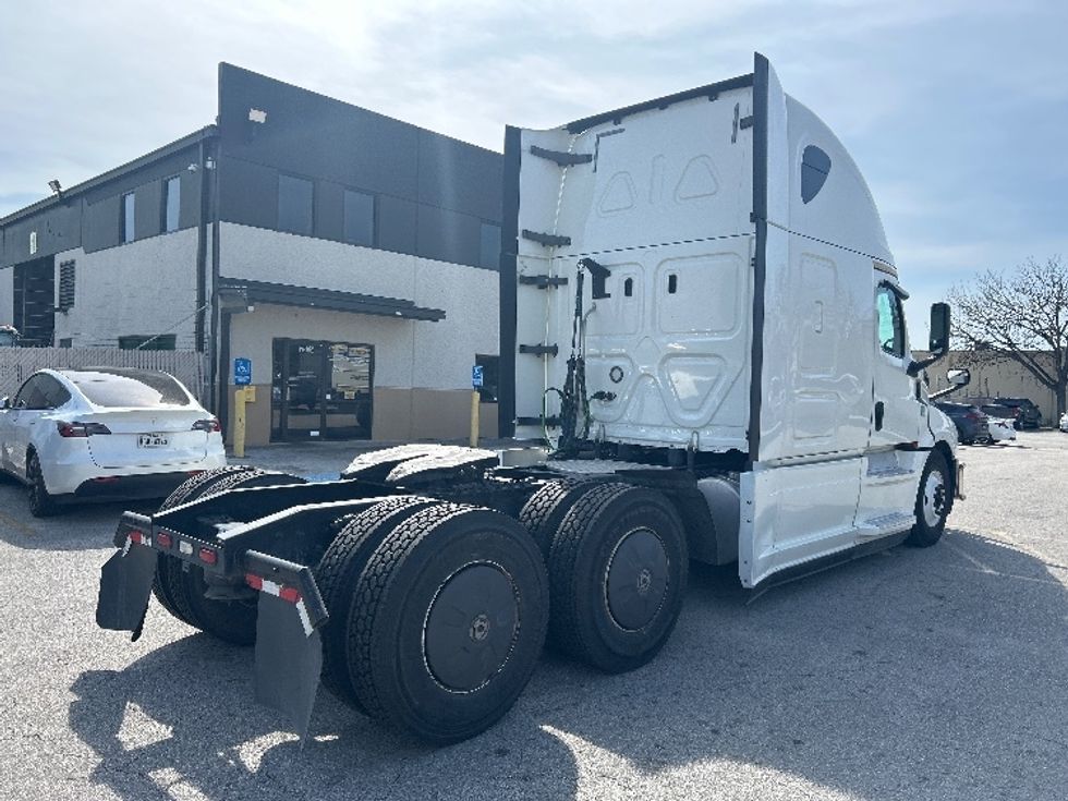Sleeper Tractor-Heavy Duty Tractors-Freightliner-2019-T12664ST-Houston-TX-611,000\n\t\tmiles-$ 45,250 - Image 7