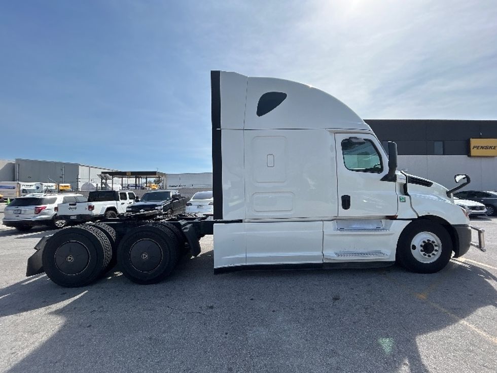 Sleeper Tractor-Heavy Duty Tractors-Freightliner-2019-T12664ST-Houston-TX-611,000\n\t\tmiles-$ 45,250 - Image 8