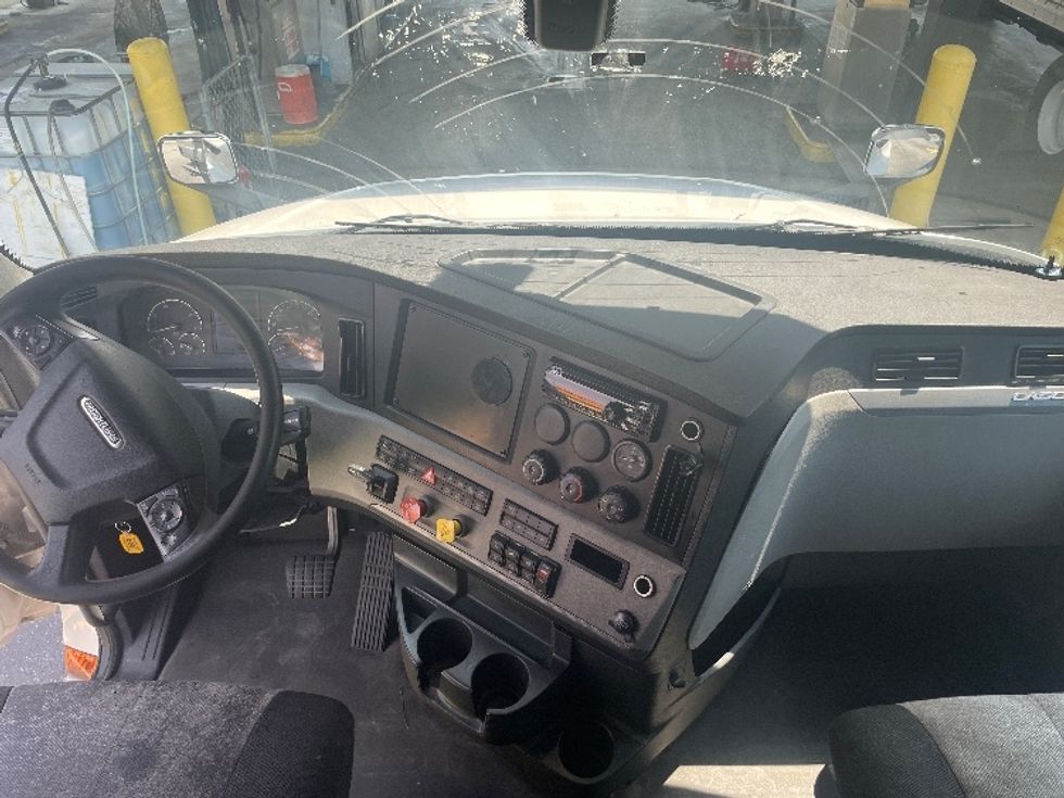 Sleeper Tractor-Heavy Duty Tractors-Freightliner-2019-T12664ST-Jacksonville-FL-481,480\n\t\tmiles-$ 60,500 - Image 12