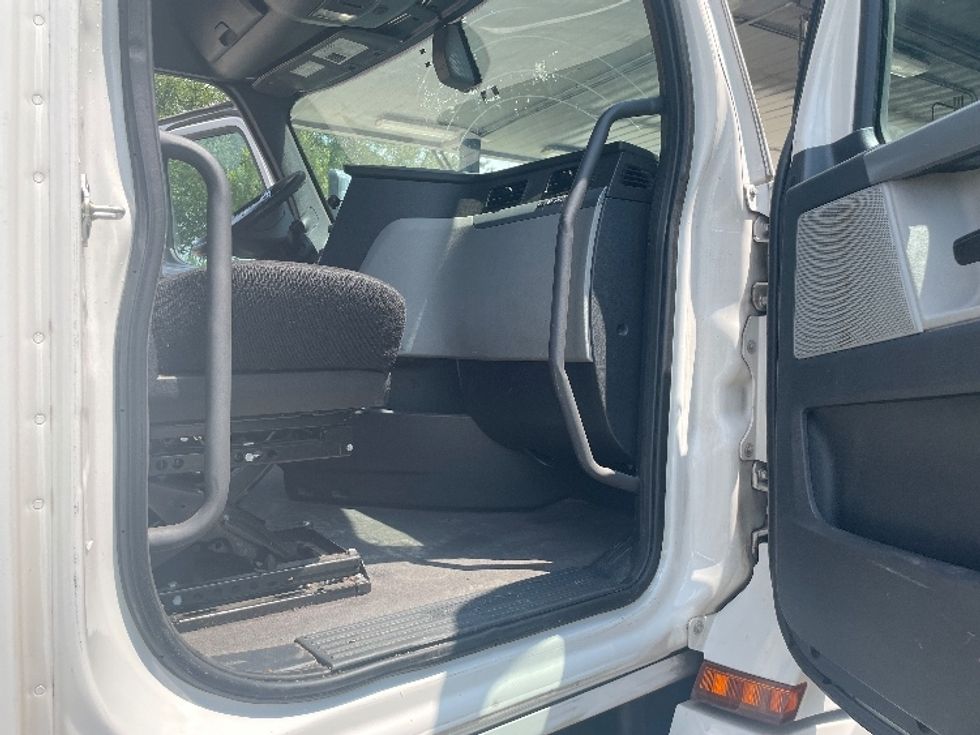 Sleeper Tractor-Heavy Duty Tractors-Freightliner-2019-T12664ST-Jacksonville-FL-481,480\n\t\tmiles-$ 60,500 - Image 13