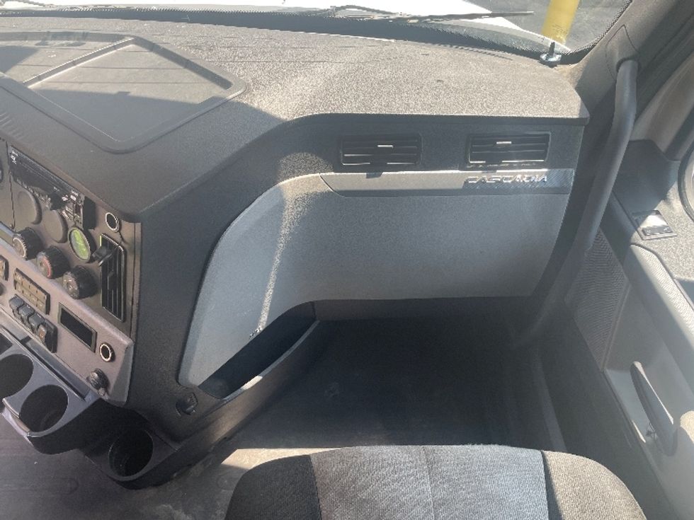 Sleeper Tractor-Heavy Duty Tractors-Freightliner-2019-T12664ST-Jacksonville-FL-481,480\n\t\tmiles-$ 60,500 - Image 14