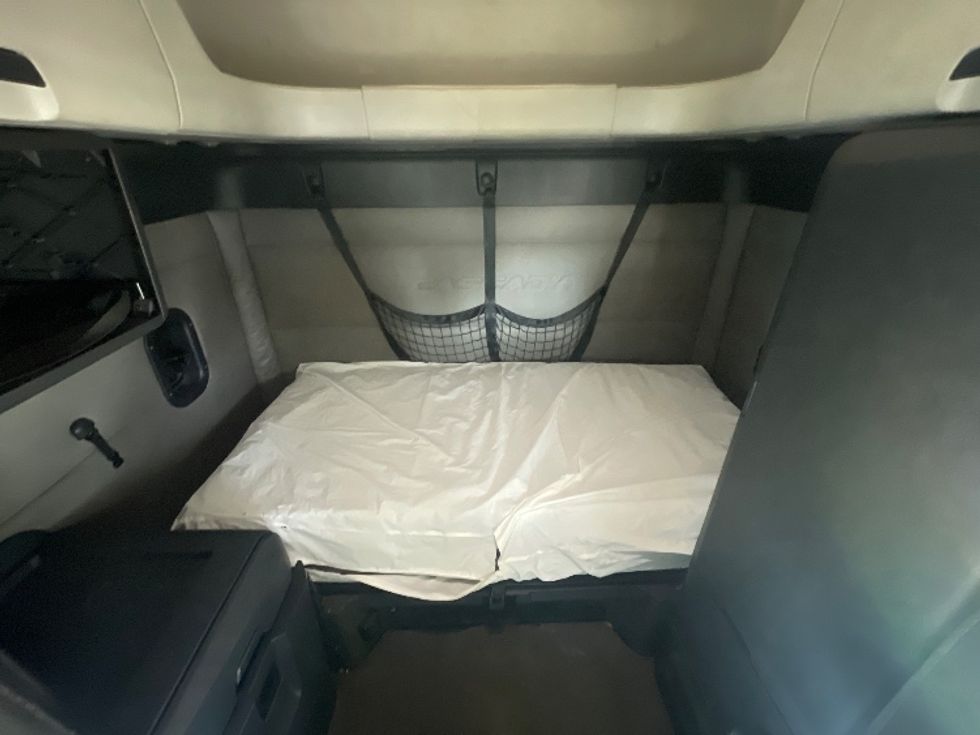 Sleeper Tractor-Heavy Duty Tractors-Freightliner-2019-T12664ST-Jacksonville-FL-481,480\n\t\tmiles-$ 60,500 - Image 16