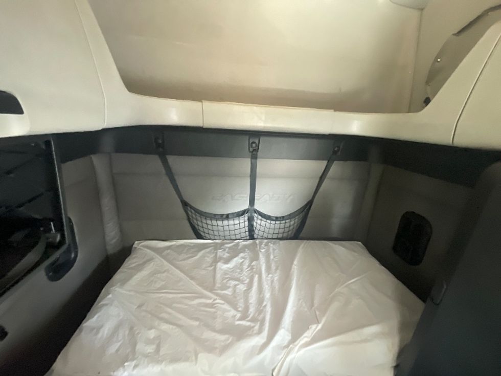 Sleeper Tractor-Heavy Duty Tractors-Freightliner-2019-T12664ST-Jacksonville-FL-481,480\n\t\tmiles-$ 60,500 - Image 17