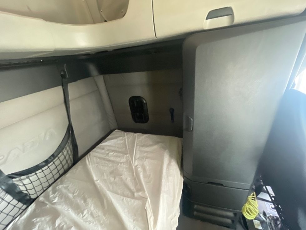 Sleeper Tractor-Heavy Duty Tractors-Freightliner-2019-T12664ST-Jacksonville-FL-481,480\n\t\tmiles-$ 60,500 - Image 19