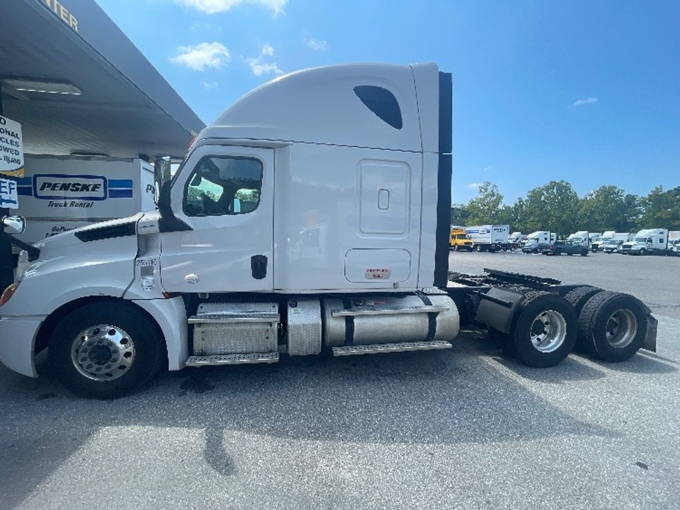 Sleeper Tractor-Heavy Duty Tractors-Freightliner-2019-T12664ST-Jacksonville-FL-481,480\n\t\tmiles-$ 60,500 - Image 4