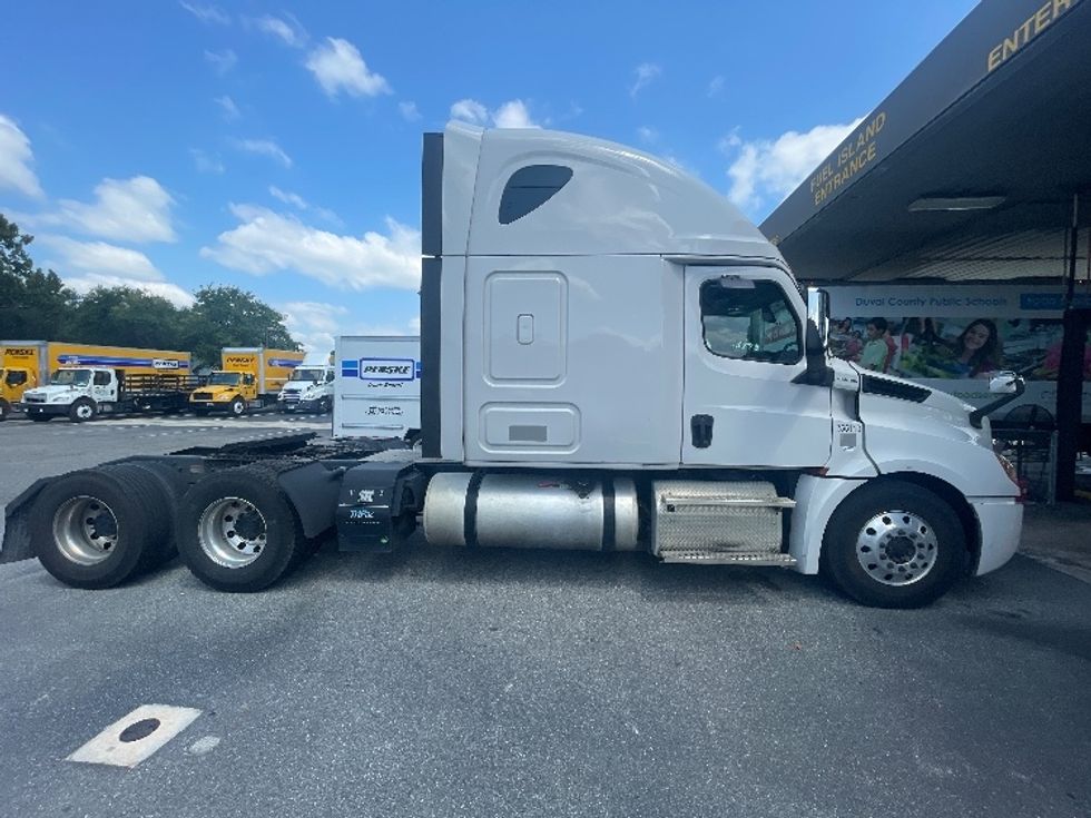 Sleeper Tractor-Heavy Duty Tractors-Freightliner-2019-T12664ST-Jacksonville-FL-481,480\n\t\tmiles-$ 60,500 - Image 8