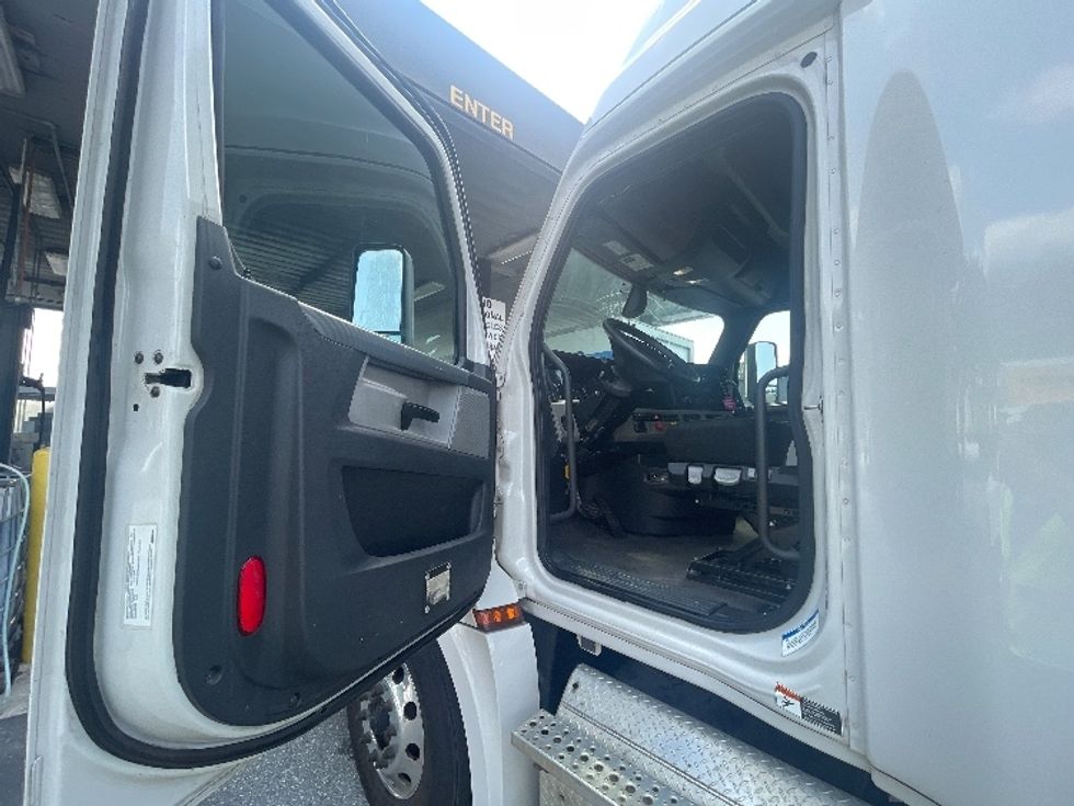 Sleeper Tractor-Heavy Duty Tractors-Freightliner-2019-T12664ST-Jacksonville-FL-481,480\n\t\tmiles-$ 60,500 - Image 9