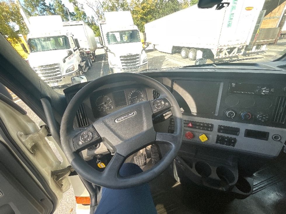 Sleeper Tractor-Heavy Duty Tractors-Freightliner-2019-T12664ST-Jacksonville-FL-487,517\n\t\tmiles-$ 58,500 - Image 10
