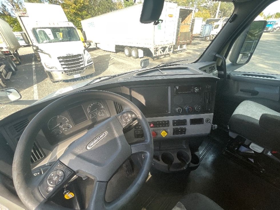 Sleeper Tractor-Heavy Duty Tractors-Freightliner-2019-T12664ST-Jacksonville-FL-487,517\n\t\tmiles-$ 58,500 - Image 11