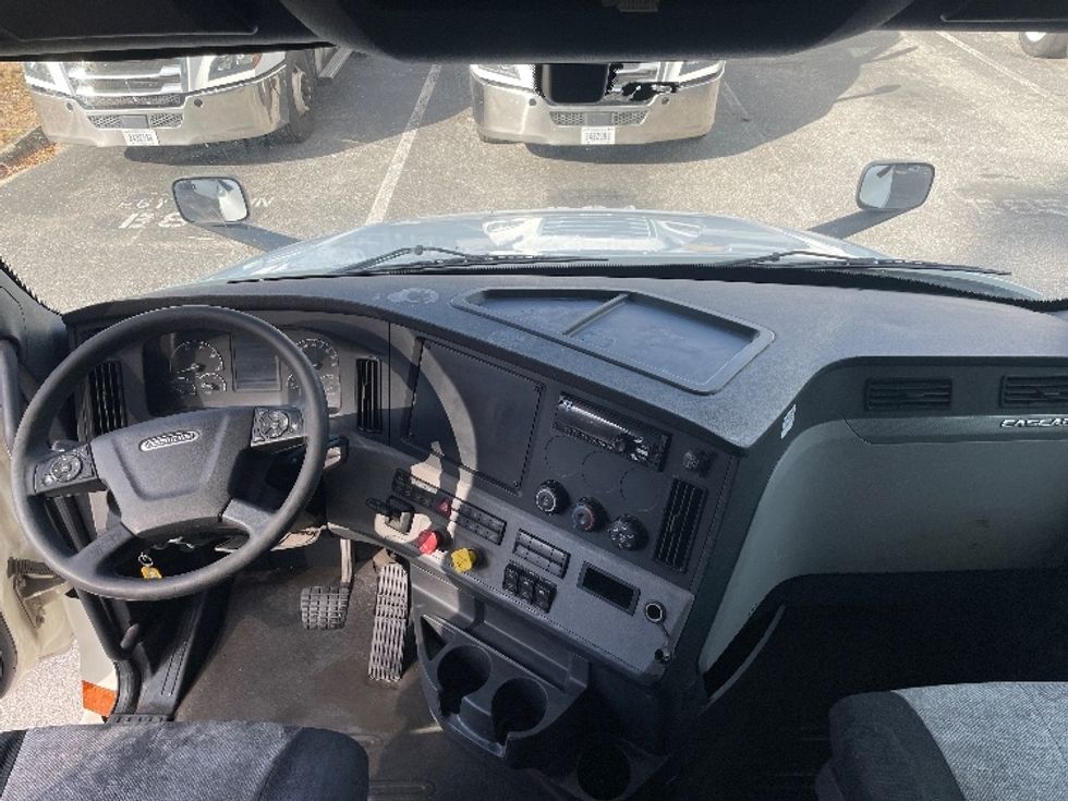 Sleeper Tractor-Heavy Duty Tractors-Freightliner-2019-T12664ST-Jacksonville-FL-487,517\n\t\tmiles-$ 58,500 - Image 12