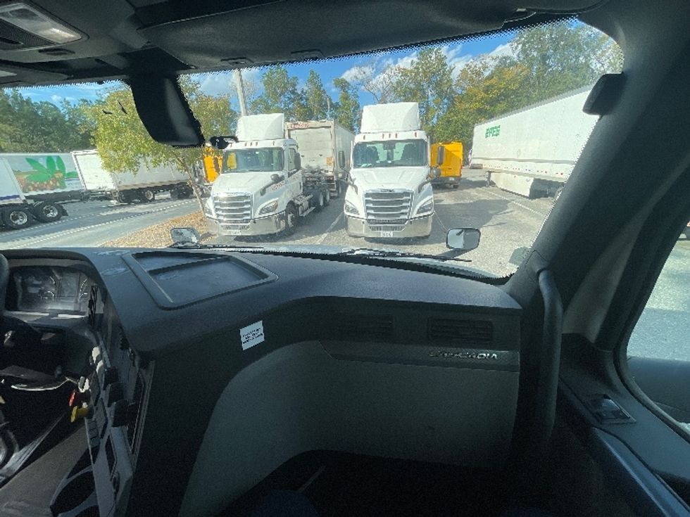 Sleeper Tractor-Heavy Duty Tractors-Freightliner-2019-T12664ST-Jacksonville-FL-487,517\n\t\tmiles-$ 58,500 - Image 14