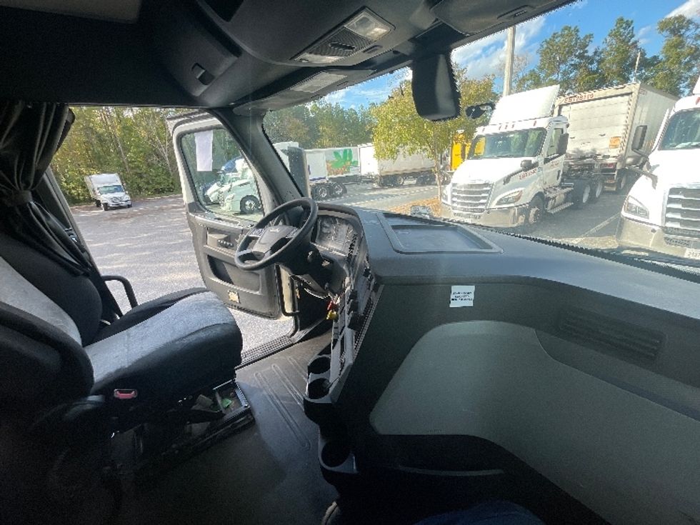 Sleeper Tractor-Heavy Duty Tractors-Freightliner-2019-T12664ST-Jacksonville-FL-487,517\n\t\tmiles-$ 58,500 - Image 15