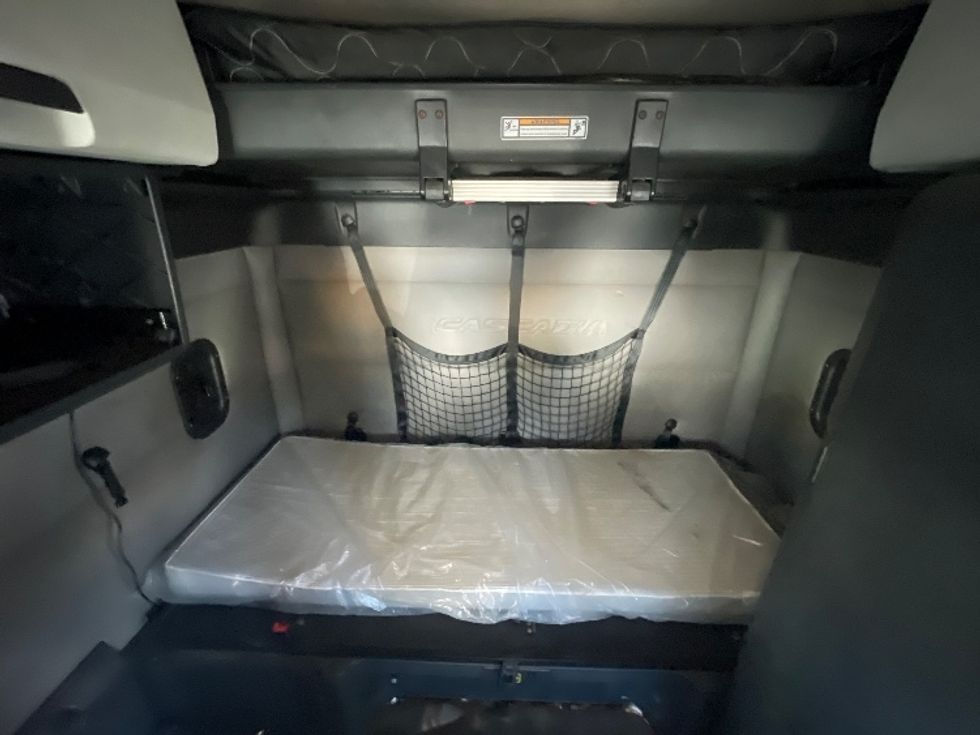 Sleeper Tractor-Heavy Duty Tractors-Freightliner-2019-T12664ST-Jacksonville-FL-487,517\n\t\tmiles-$ 58,500 - Image 16