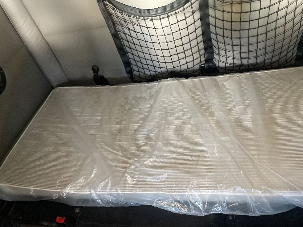 Sleeper Tractor-Heavy Duty Tractors-Freightliner-2019-T12664ST-Jacksonville-FL-487,517\n\t\tmiles-$ 58,500 - Image 17