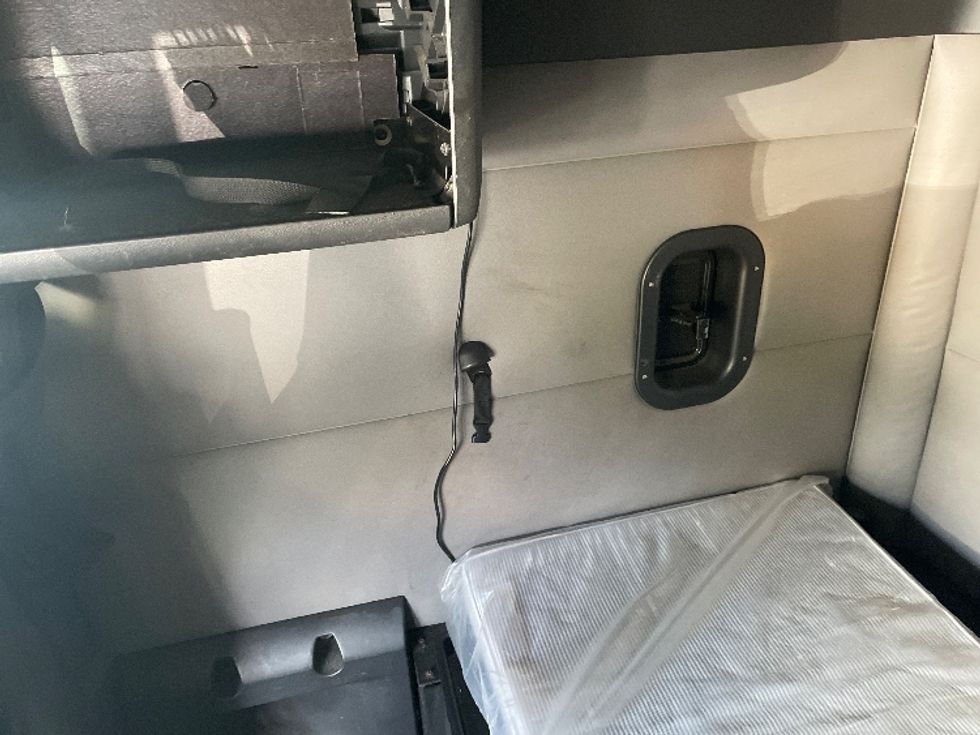 Sleeper Tractor-Heavy Duty Tractors-Freightliner-2019-T12664ST-Jacksonville-FL-487,517\n\t\tmiles-$ 58,500 - Image 19