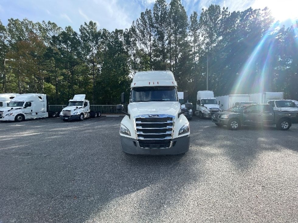Sleeper Tractor-Heavy Duty Tractors-Freightliner-2019-T12664ST-Jacksonville-FL-487,517\n\t\tmiles-$ 58,500 - Image 2