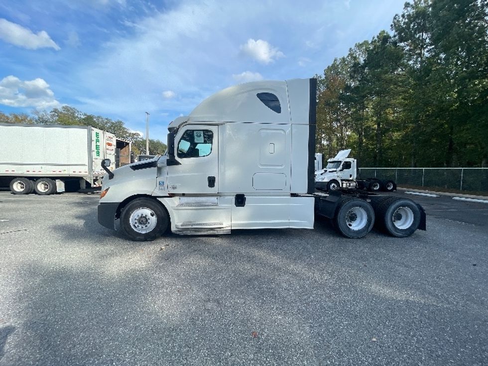 Sleeper Tractor-Heavy Duty Tractors-Freightliner-2019-T12664ST-Jacksonville-FL-487,517\n\t\tmiles-$ 58,500 - Image 4