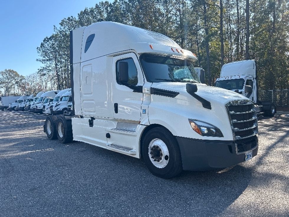Sleeper Tractor-Heavy Duty Tractors-Freightliner-2019-T12664ST-Jacksonville-FL-610,149\n\t\tmiles-$ 46,000 - Image 1