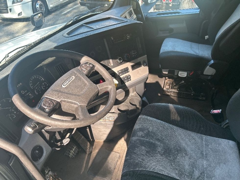 Sleeper Tractor-Heavy Duty Tractors-Freightliner-2019-T12664ST-Jacksonville-FL-610,149\n\t\tmiles-$ 46,000 - Image 10